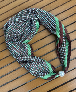 Pleated Pearl fasten neck tie mint/choc