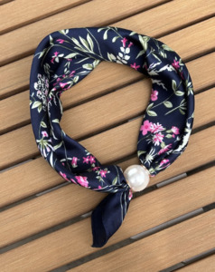 Pearl fasten neck tie Flora belle