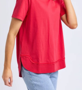Fashion: Farrah short sleeve tee crimson