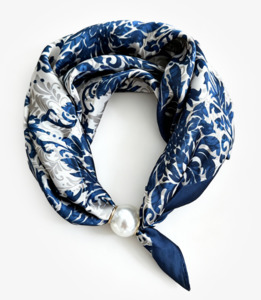 Pearl fasten neck royal vine