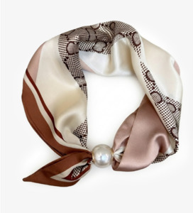 Accessories: Pearl fasten neck pearl sands