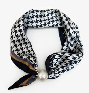 Accessories: Pearl fasten neck hound and hide