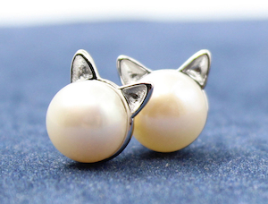 Products: pearl cat sterling silver je t'aime - Isa Dambeck