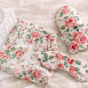 Lifestyle: Amanda Alexander Roses are Red Gift Set