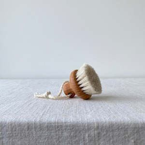 Short Handled Face Brush