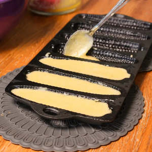 Kitchen 7-Cavity Cast Iron Cornbread Pan - Cornstick Bakeware