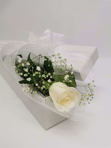 Single White Roses in Gift Box - Jan Maree Flowers