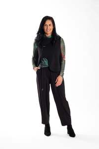 Top: Curve Hem Vest Black