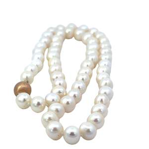 Pearl: Cultured Pearl Necklace with 18ct Ball Clasp