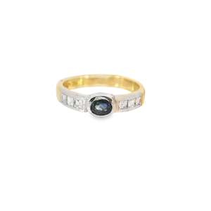 Jewellery Engagement Rings: Oval Sapphire Diamond Ring in 18ct Gold