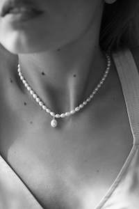 LUCA FRESHWATER PEARL NECKLACE - SILVER