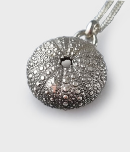 Spikey Kina disc pendant with cultured Diamond – Julie Pijfers – Designer Jeweller
