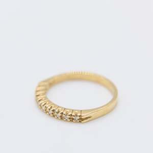 Rings: 9ct Yellow Gold and Diamond RIng