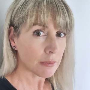 Earrings: Black Pearl Stud