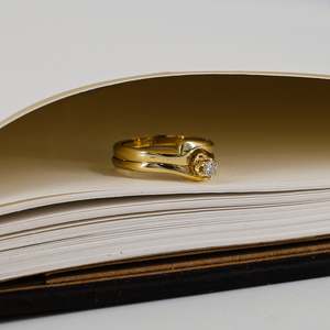 18ct Yellow Gold Wave Diamond Set