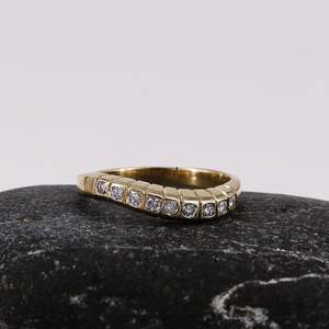 Local Jewellery: 9ct Yellow Gold Diamond Graduated Band