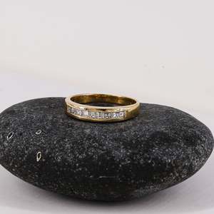 Local Jewellery: 18ct Gold Minimalist Bezel-Set Ring