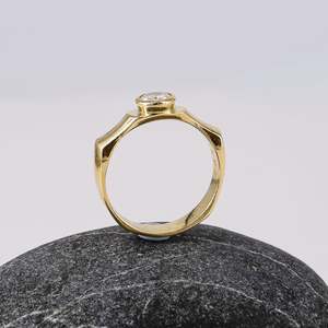 Local Jewellery: 18ct Gold Vintage Glamour Ring
