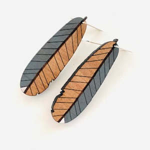 New: NZ Robin (Toutouwai) FEATHERS Rimu dangly