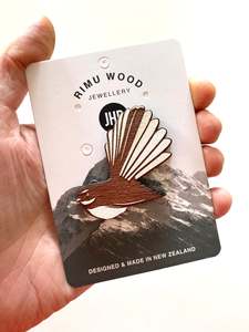 Necklaces Brooches: Piwakawaka Fantail Rimu Brooch