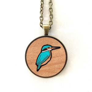 Necklaces Brooches: Kingfisher/kōtare Rimu necklace