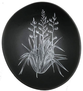 10cm Bowls: white harakeke on black