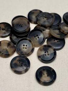 Finishing Touches: Horn Buttons Blond 25mm