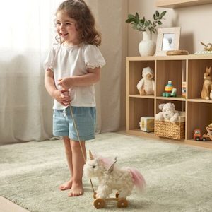 New Mama: Unicorn Plush Pull Along