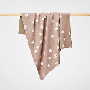 New Mama: Daisy Blanket in Mushroom