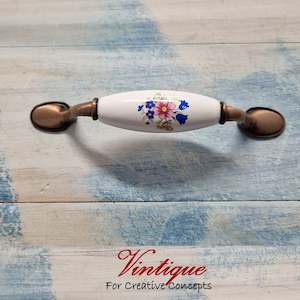 White Ceramic/ Bronze With yellow Bouquet of Flowers 144mm length