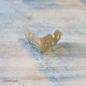 Antique looking Gold small 2 way corner 26 x 26 x 18mm