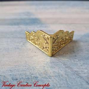 Gold box or chest Corners / Feet -Plastic (set of 4)