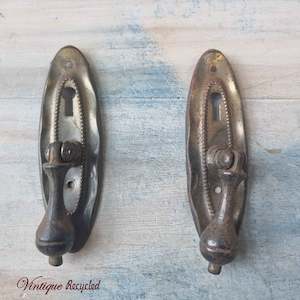 Furniture Wardrobe Door Handles: antique teardrop Drawer Drop handle with keyhole (pair)