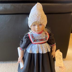 Vintage: Pauline Bjonness-Jacobsen Porcelain Liselotte Dutch Doll
