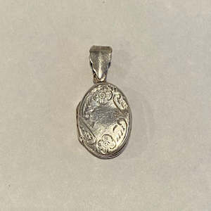 Vintage Jewellery: Sterling Silver Oval Locket