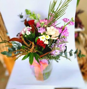 Products: Vase Florist Favourite - Kakariki Flowers