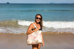 Unique Gifts: Pipi Shell Splashproof Tote