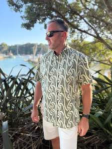 Pūhoro Kiwi Classic Mens Short Sleeve Shirt.