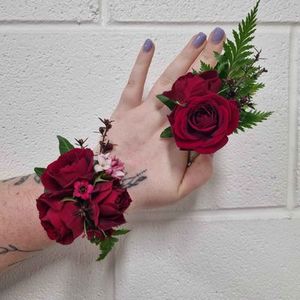 Fresh flowers Kānuka Boutique Florist: Fresh Floral Wrist Corsage (and Buttonhole)