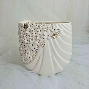 Dawn Clayden Kānuka Boutique Florist: Angle Deco Vase by Dawn Clayden