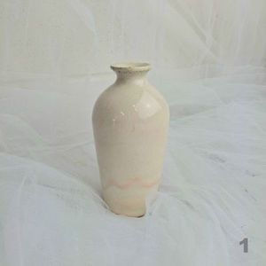 Anna M Clay Kānuka Boutique Florist: Medium Vases by Anna M Clay