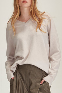 Knitwear: Lucy Cashmere V Neck (Vapour)