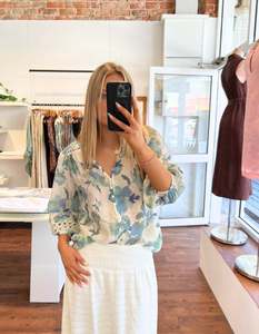 New Arrivals: Arin Button Down 3/4 Sleeve Top in Blue Floral