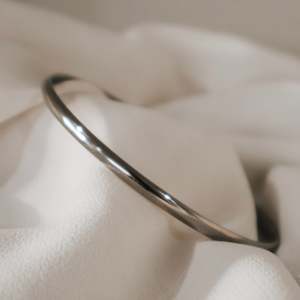 Bracelets: 4mm Bangle