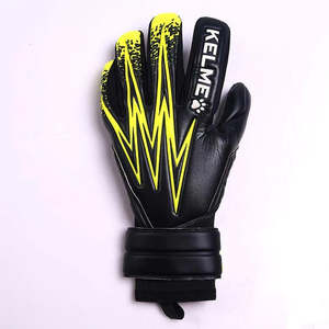 Gloves: Kelme Pro Goalkeeper Training Gloves