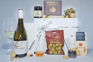 Frontpage: Manaaki Gift Box (white)