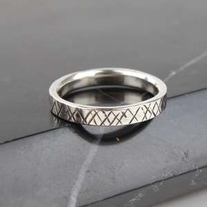 Meg Van Hale: Criss Cross ring