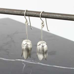 Flower drop earrings