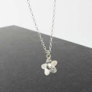 Silver daisy necklace