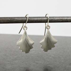 Duncan Mackay: Tanekaha short silver earrings